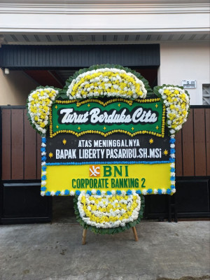 Papan Bunga Duka di Padang Timur