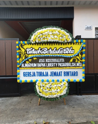 Papan Bunga Duka di Padang Timur