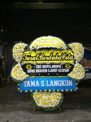 Papan Bunga Duka di Padang Timur