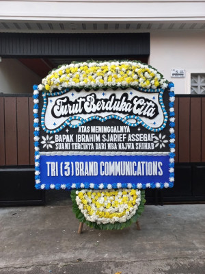 Papan Bunga Duka di Padang Timur